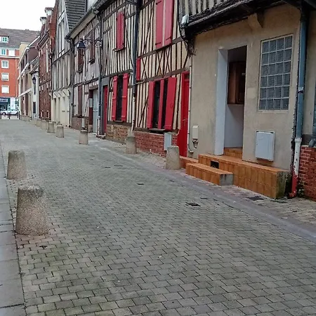 Apartment Heart Of Airport 15 Min By Bus, Beauvais