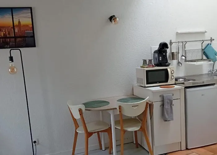 Heart Of Airport 15 Min By Bus, Lägenhet